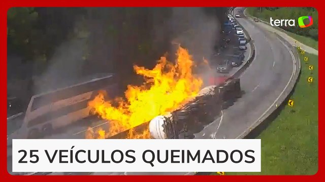 Veja momento em que caminhão-tanque tomba e explode na BR-101