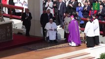 El papa, convaleciente, aparece por sorpresa en la plaza de San Pedro