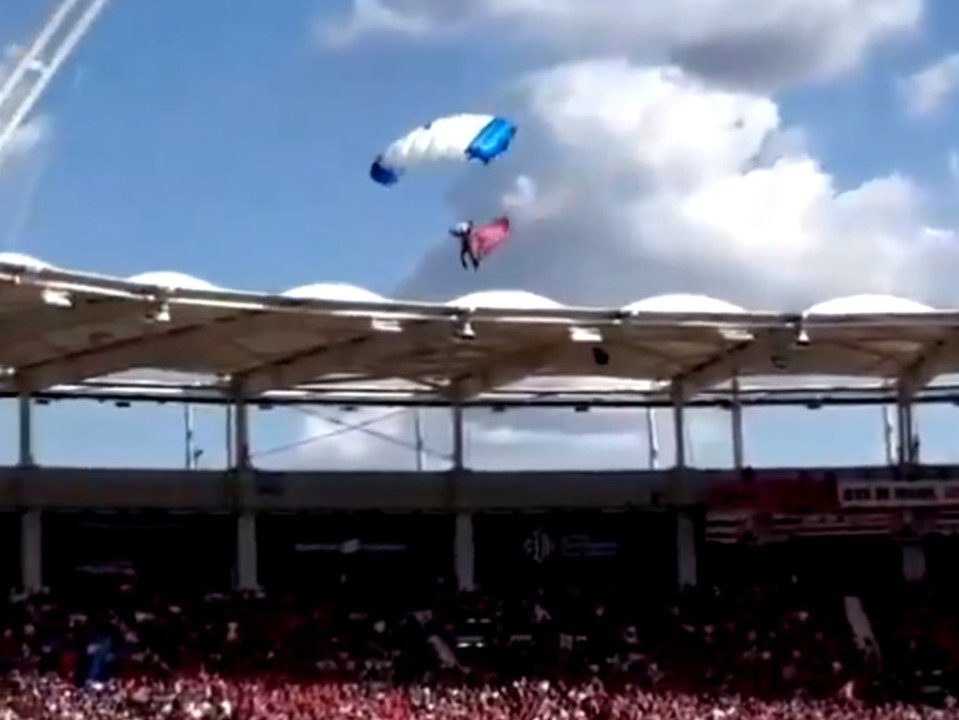 Fallschirmspringer bleibt an stadiondach hängen