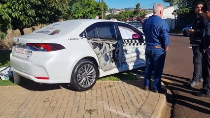 Táxi é arremessado para calçada após colisão com caminhão