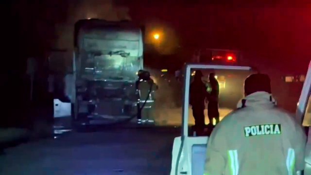 Un camión tráiler se incendió a la altura del ingreso a la planta de cemento Warnes, sufriendo daños materiales significativos
