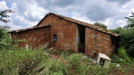A CASA OBSCURA ABANDONADA TINHA UM QUARTO MISTERIOSO