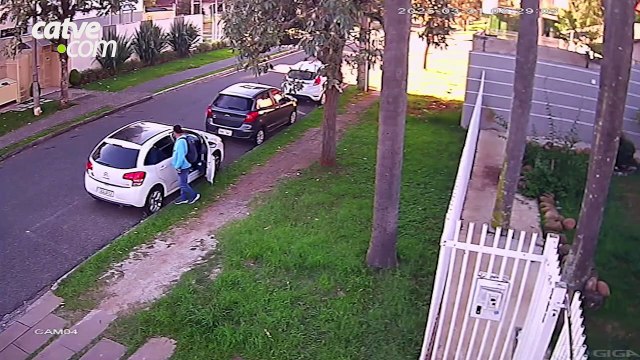 Dupla é presa por roubos em série de carros e farmácias de Curitiba