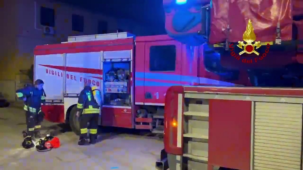 Pomigliano d'Arco (NA) – Incendio in una palazz...