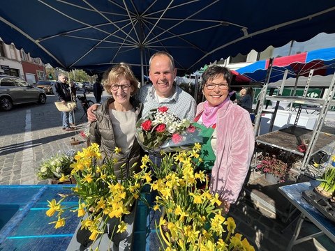 Depuis 50 ans, Pierre Vandevondele le dit avec des fleurs sur le marché de Tournai