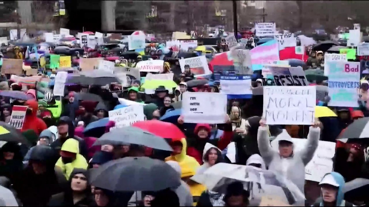 Manifestantes protestan contra los recortes de Trump y Musk en ciudades ...