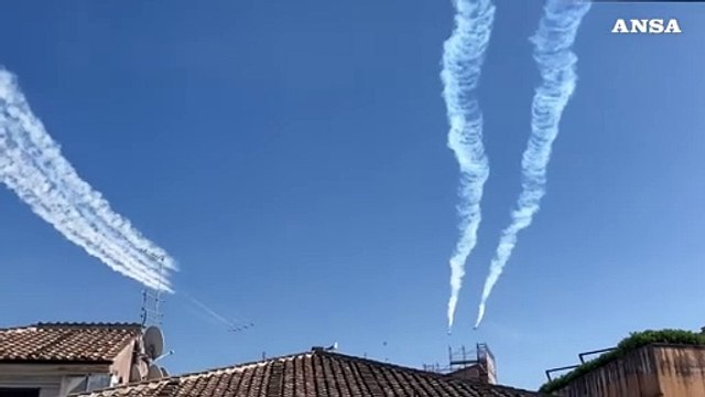 Roma, prove congiunte di Frecce tricolori e Red Arrows in vista della visita dei reali britannici
