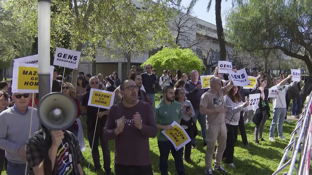 Decenas de estudiantes de la UPV reciben a Mazón con gritos de "vergüenza" y "dimisión"