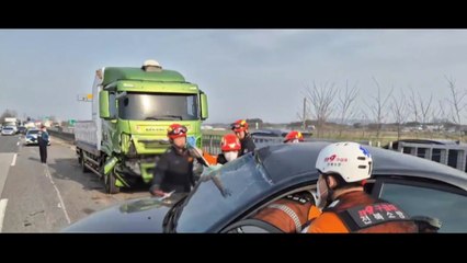 전주에서 차량 3대 추돌...2명 사상 / YTN