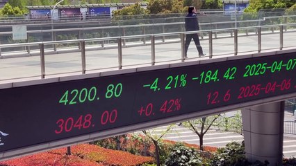 انهيار أسواق العالم وترامب متمسك بموقفه بشأن الرسوم الجمركية