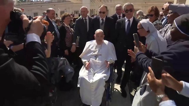 El papa reaparece ante los fieles en la plaza de San Pedro durante su convalecencia