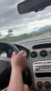 Un avion fait un atterrissage d'urgence incroyable en pleine route