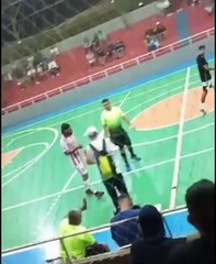 Árbitro é acusado de atacar jogador com canivete após discussão