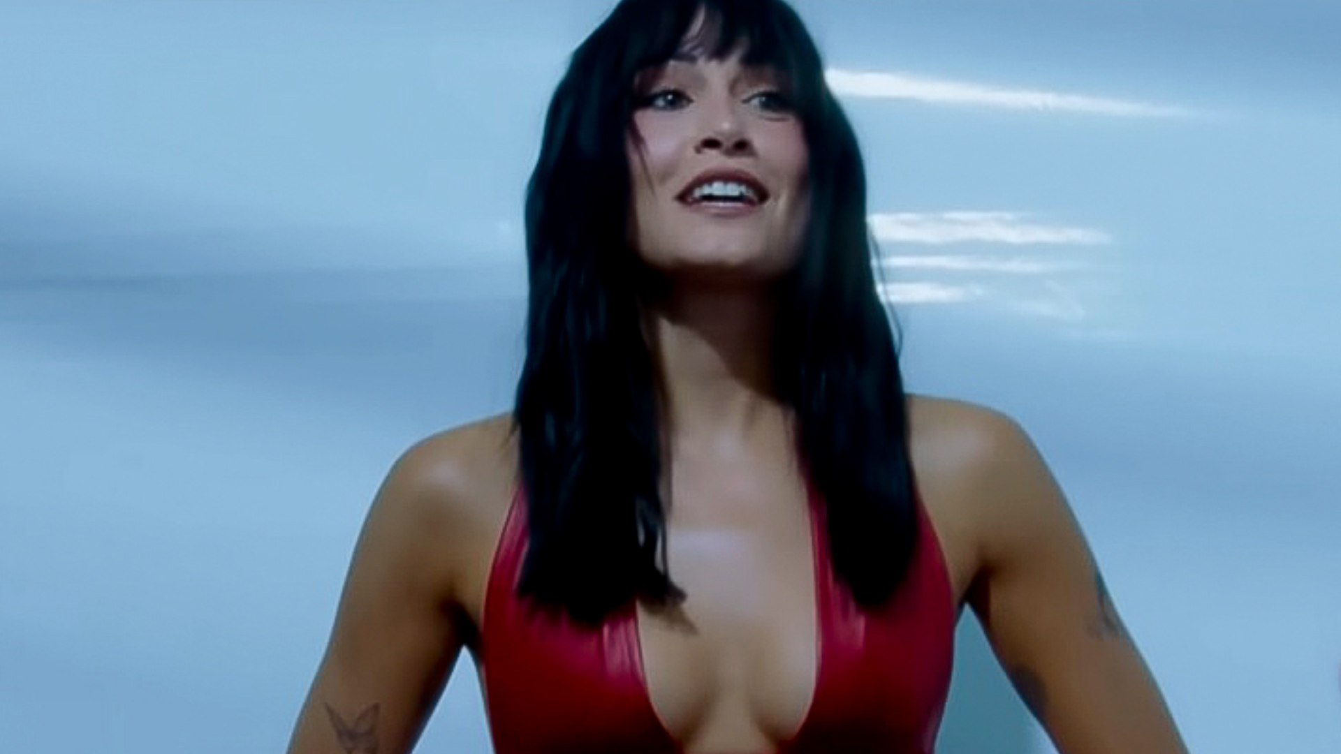 El Real Madrid ha confirmado a trav�s de un comunicado oficial que los conciertos de Aitana previstos para los d�as 27 y 28 de junio de 2025 en el estadio Santiago Bernab�u no se llevar�n a cabo. La cancelaci�n responde a las limitaciones impuestas por la normativa municipal sobre emisiones ac�sticas, as� como a las quejas de los vecinos por el nivel de ruido generado durante eventos anteriores.
Finalmente se celebrar�n el 30 y 31 de julio en el estadio Metropolitano. Estas fechas fueron programadas tras la suspensi�n de sus shows inicialmente agendados para el 28 y 29 de diciembre de 2024, tambi�n en el mismo recinto.