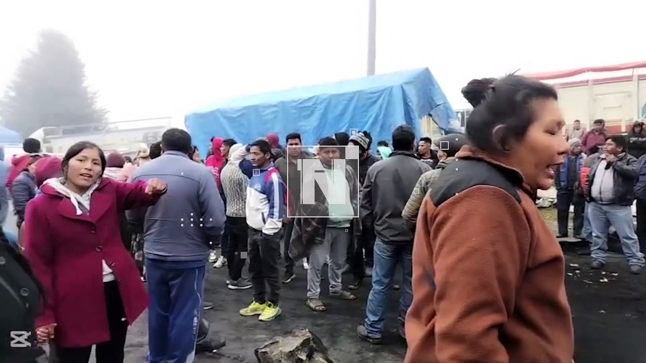 Pasajeros intentan desbloquear la medida de protesta del sector del transporte de los Yungas