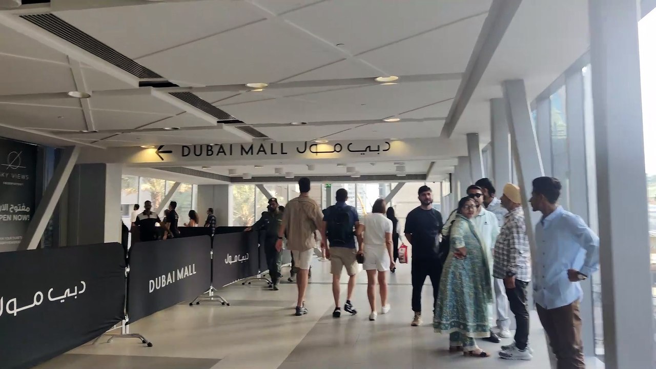 Walking Dubai metro