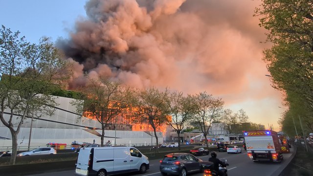 Nos images de l'incendie qui a ravagé un centre de tri des déchets à Paris