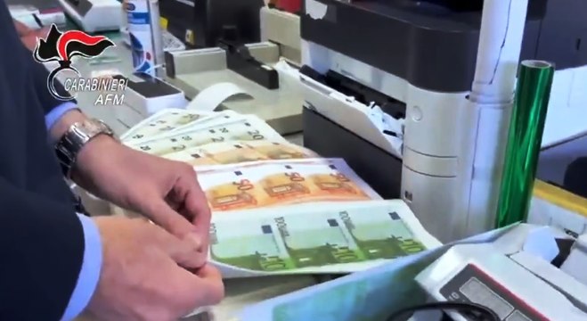 Soldi falsi stampati e venduti su Telegram: banda tradita da recensione su Tripadvisor (07.03.25)