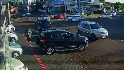 Imagem flagra homem furtando patinete em Cascavel