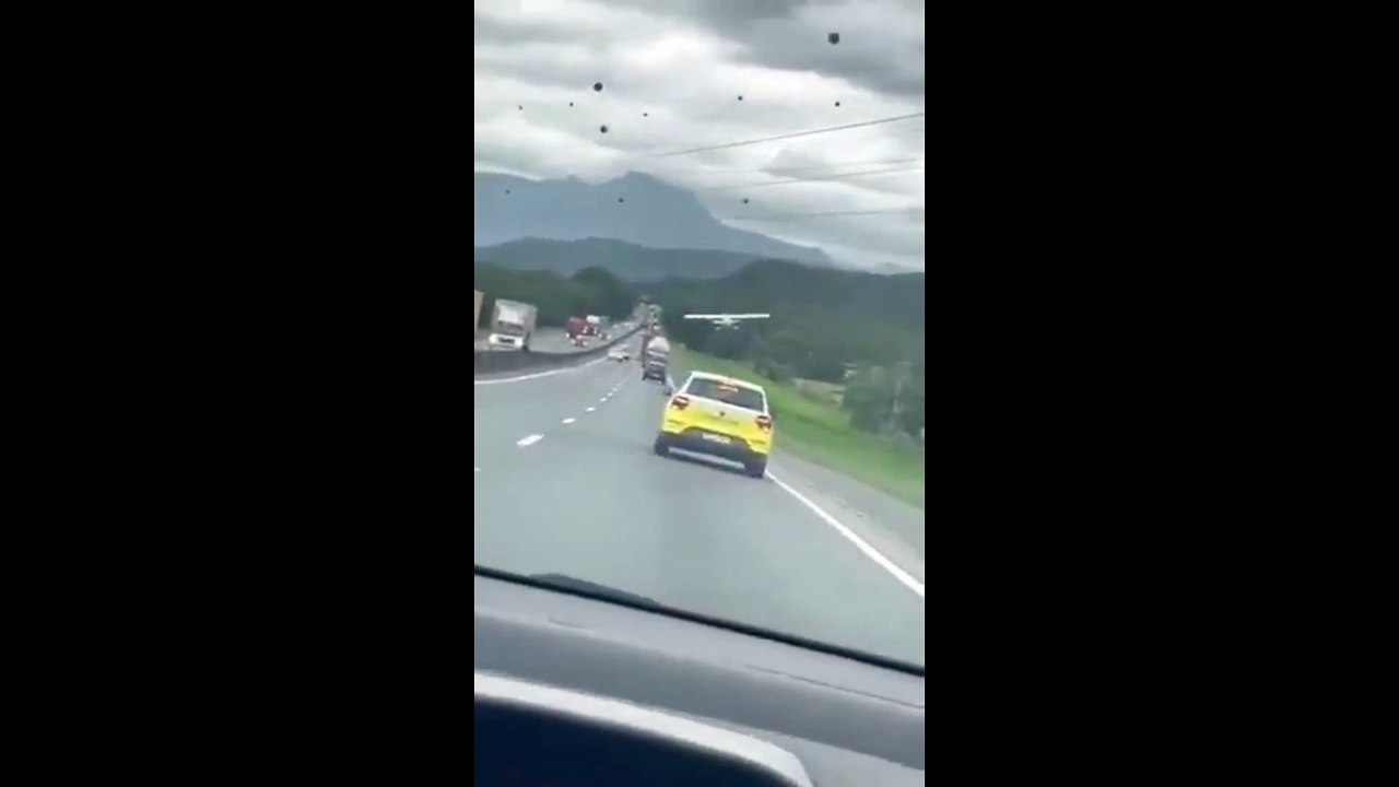POUSO DE AVIÃO EM RODOVIA. Piloto teve que fazer POUSO FORÇADO ‐ Feito com o Clipchamp