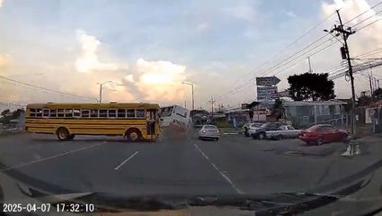 tn7-Cámara instante cuando dos buses chocan en Pérez Zeledón-070425