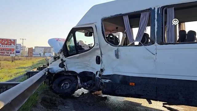 Tekirdağ'da 2 işçi servisinin çarpıştığı kazada 18 kişi yaralandı
