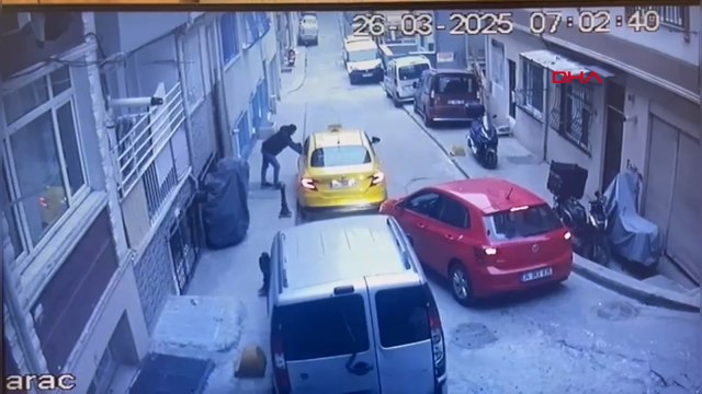 Kasımpaşa'da bin lirasını geri vermeyen kadının bindiği taksiye kurşun yağdırdı; o anlar kamerada