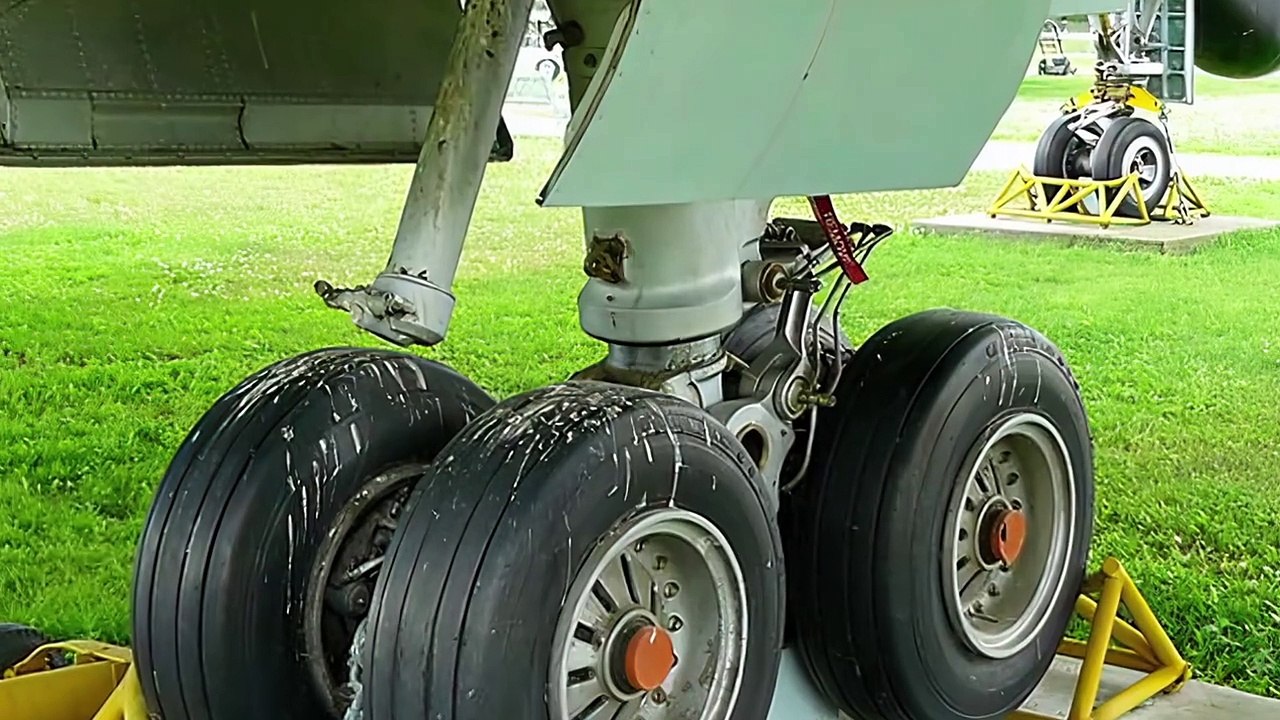 Canadair CP 107 Argus - maritime patrol aircraft - HD