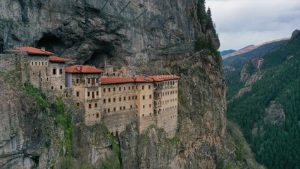 Kayalar oyularak yapıldı! Tam 300 metre yükseklikte: Kapalı odalar da açıldı