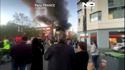 Impianto di riciclaggio di Parigi inghiottito da un vasto incendio