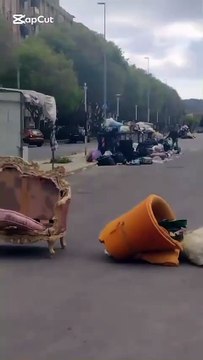 Palermo, strada allo Zen ridotta a una discarica a cielo aperto