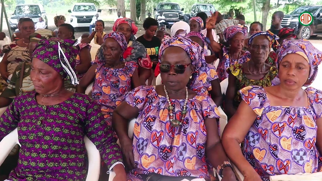 Région-Gagnoa / Pr Ouraga Obou remet 14 motos d’ADO à la chefferie du canton Gbadi Est