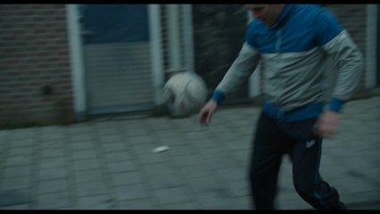 Clip EXCLUSVIO del Mario Casas más futbolero en 'Muy lejos'