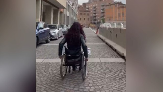 Bologna, la video denuncia di chi si muove in carrozzina: «Via Riva Reno dopo i lavori del tram è inaccessibile»