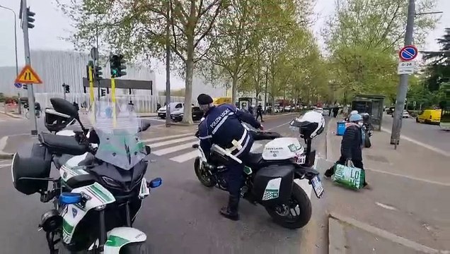 Milano, travolta e uccisa da una moto: il video