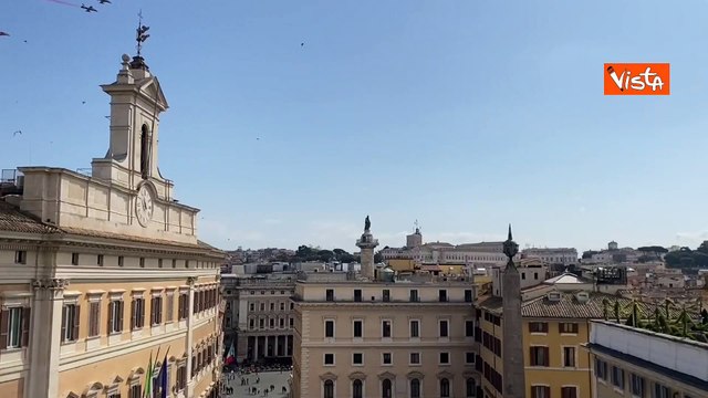 Re Carlo III d'Inghilterra a Roma, le Frecce Tricolori e le Red Arrows inglesi sorvolano la Capitale