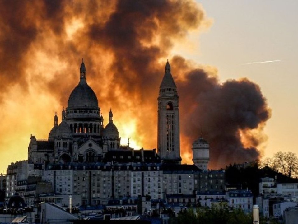 Feuerinferno in Paris: Recyclinggebäude stürzt bei Großbrand ein
