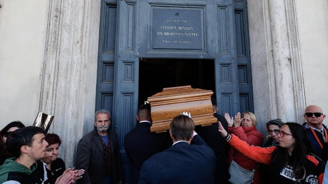 Funerali di Antonello Fassari a Roma, l’arrivo del feretro tra gli applausi della folla