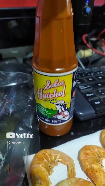 comiendo gambas camarones mariscos seco deshidratado con salsa picante huichol