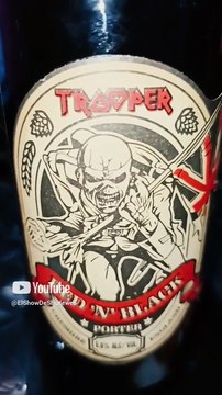 probando una cerveza muy especial en la oficina comiendo camarones secos gambas deshidratadas