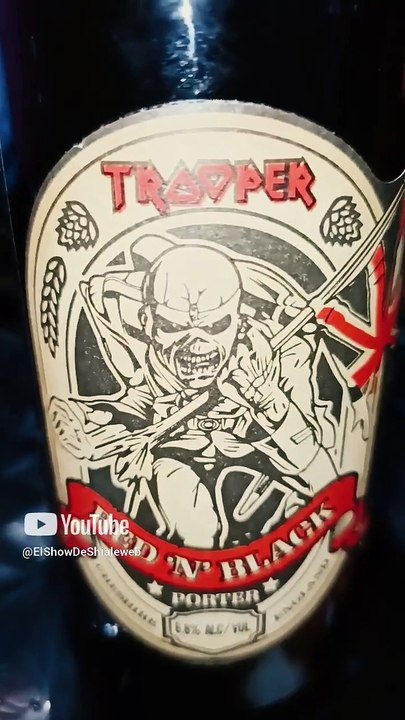 probando una cerveza muy especial en la oficina comiendo camarones secos gambas deshidratadas