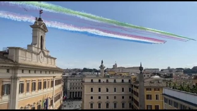 Frecce Tricolore e Frecce Rosse solcano i cieli di Roma per re Carlo