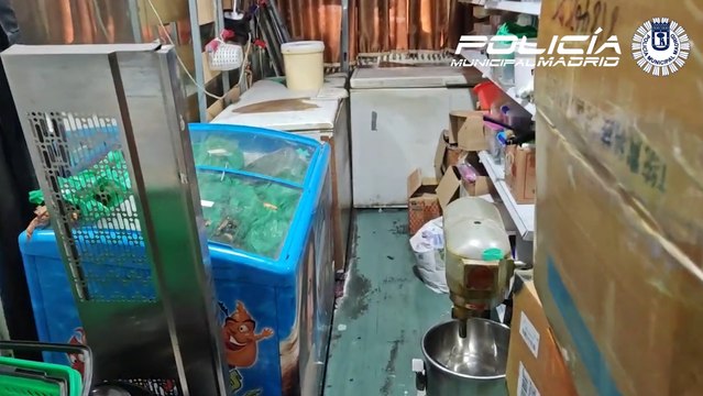 Inspección policial en el restaurante chino Jiu Gu de Usera, en Madrid.