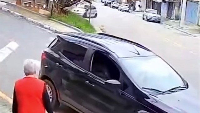 Vídeo forte: idosa é amputada após ser atropelada por ônibus na faixa de pedestre