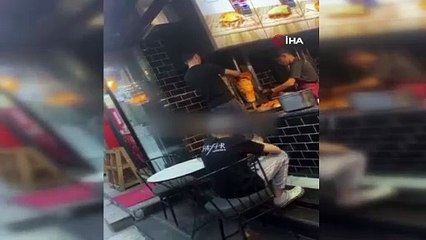 Sapanca’da skandal! Pişmiş dönerin üzerine çiğ tavuk eklerken görüntülendi