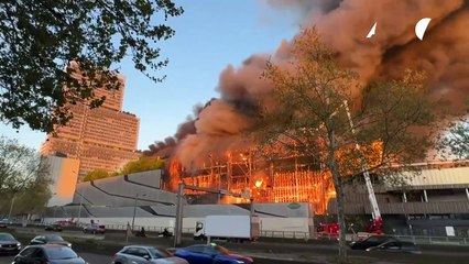 Controlado el espectacular incendio en un centro de desechos de París