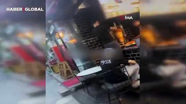Pes dedirten görüntü: Pişmiş dönerin üzerine çiğ tavuk eklerken cep telefonu kamerası ile kaydedildi
