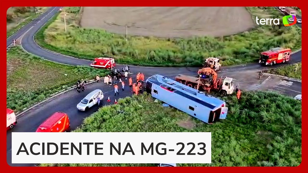 Ônibus com 50 passageiros capota e deixa ao menos quatro mortos e 18 feridos em Minas Gerais