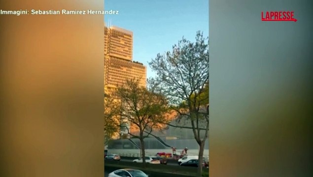 Incendio di grandi dimensioni a Parigi: colonna fumo nero nel cielo