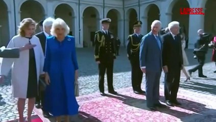 Re Carlo e Camilla al Quirinale, il gesto spazientito del sovrano al momento della foto